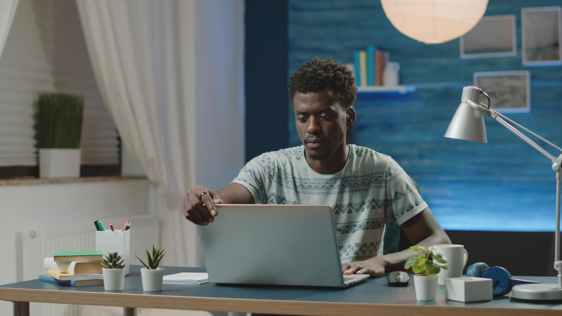 Arbeitsplatz mit Finanzunterlagen und Laptops für die Programmgestaltung